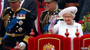 Описание: Королева Елизавета II, герцог Эдинбургский и принц Уэльский на барже во время речной процессии по случаю Бриллиантового юбилея восшествия на престол